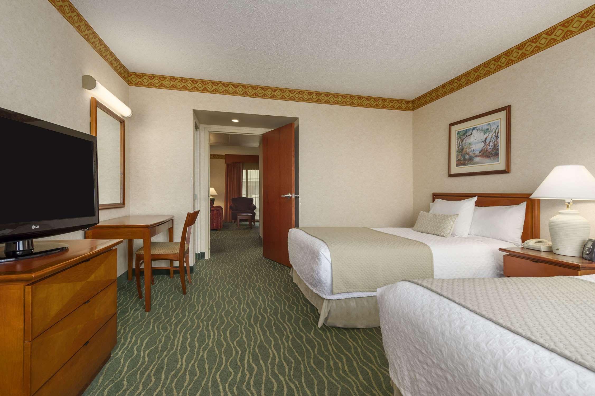 Embassy Suites By Hilton Tampa Usf Near Busch Gardens Exteriör bild