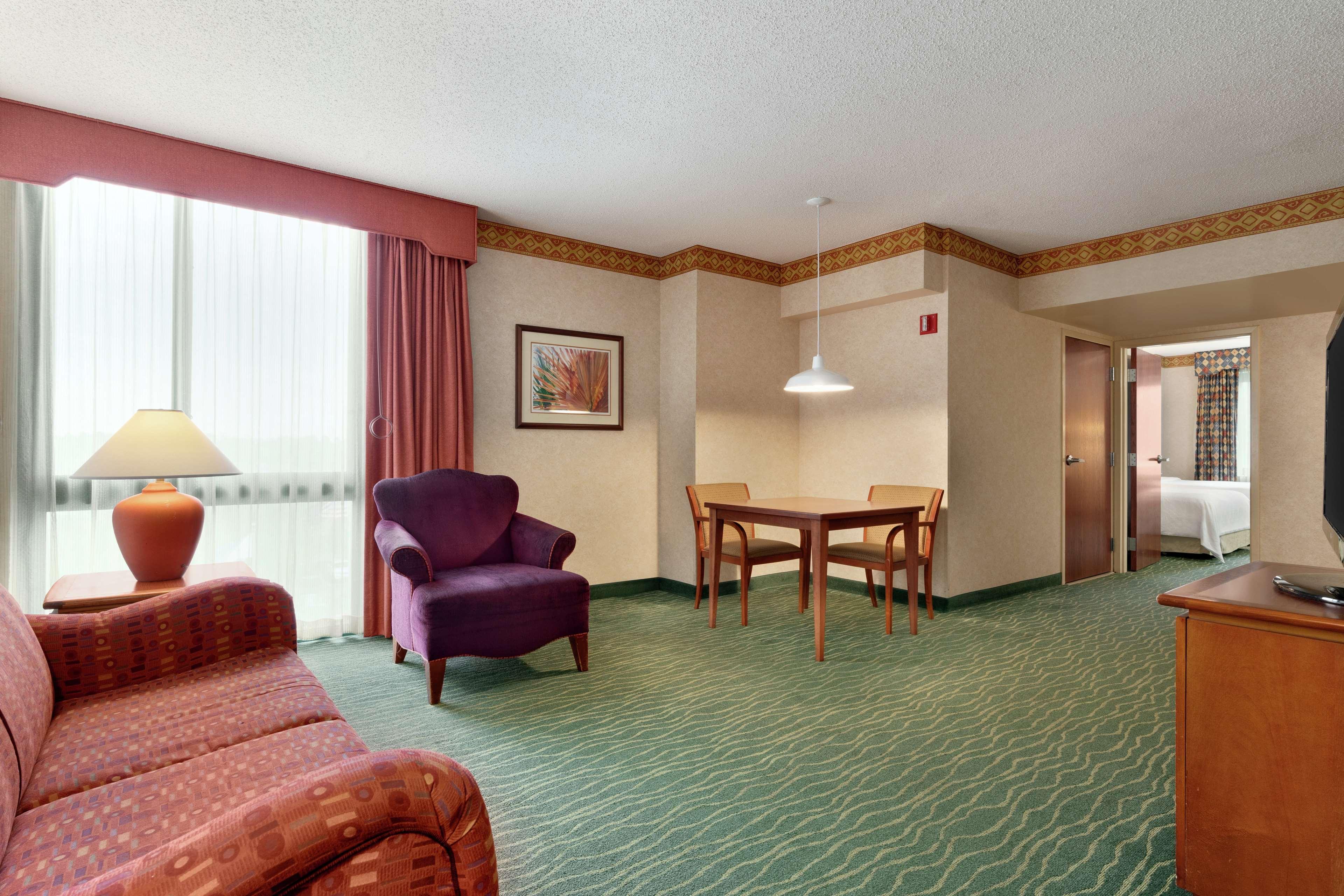 Embassy Suites By Hilton Tampa Usf Near Busch Gardens Exteriör bild