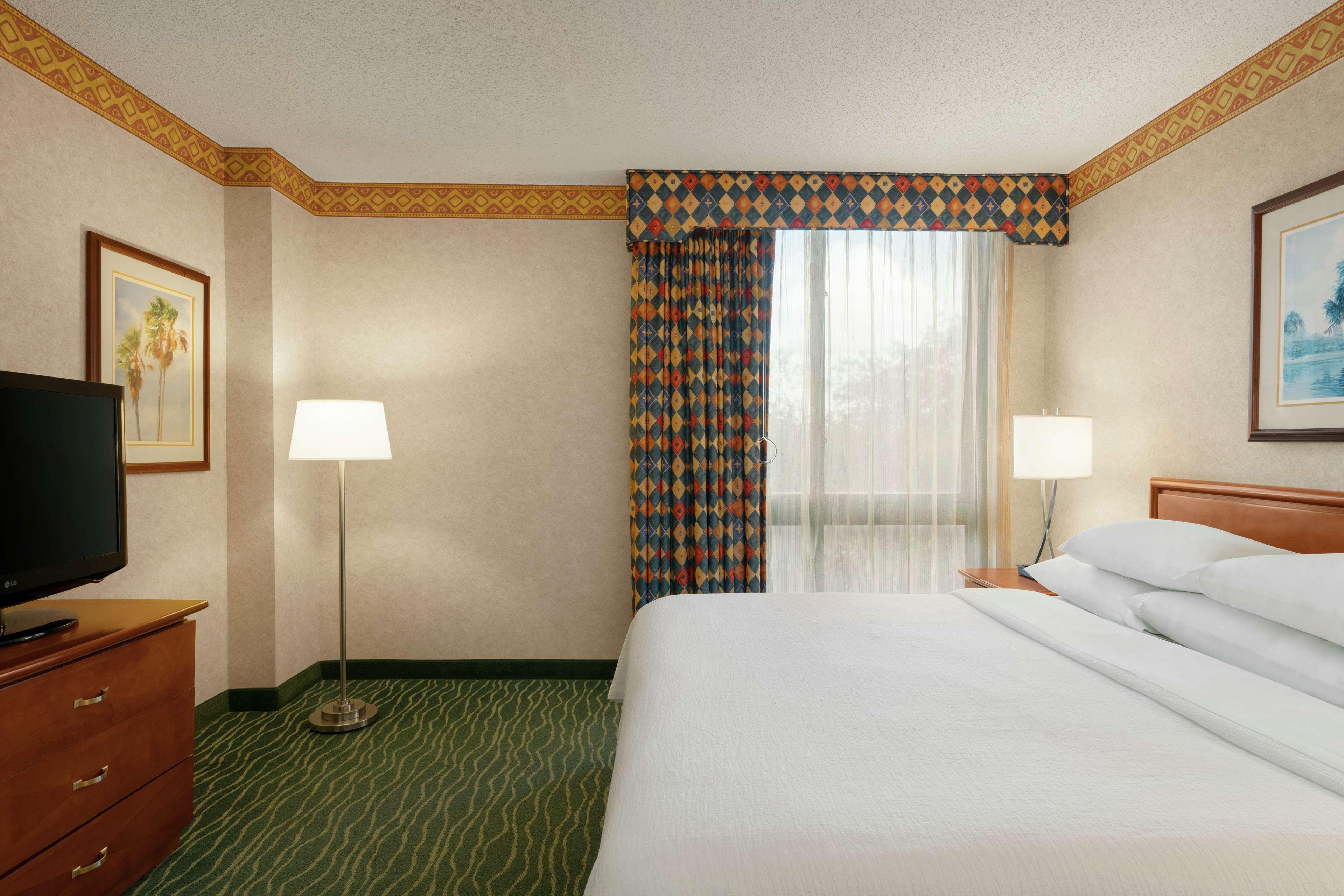 Embassy Suites By Hilton Tampa Usf Near Busch Gardens Exteriör bild