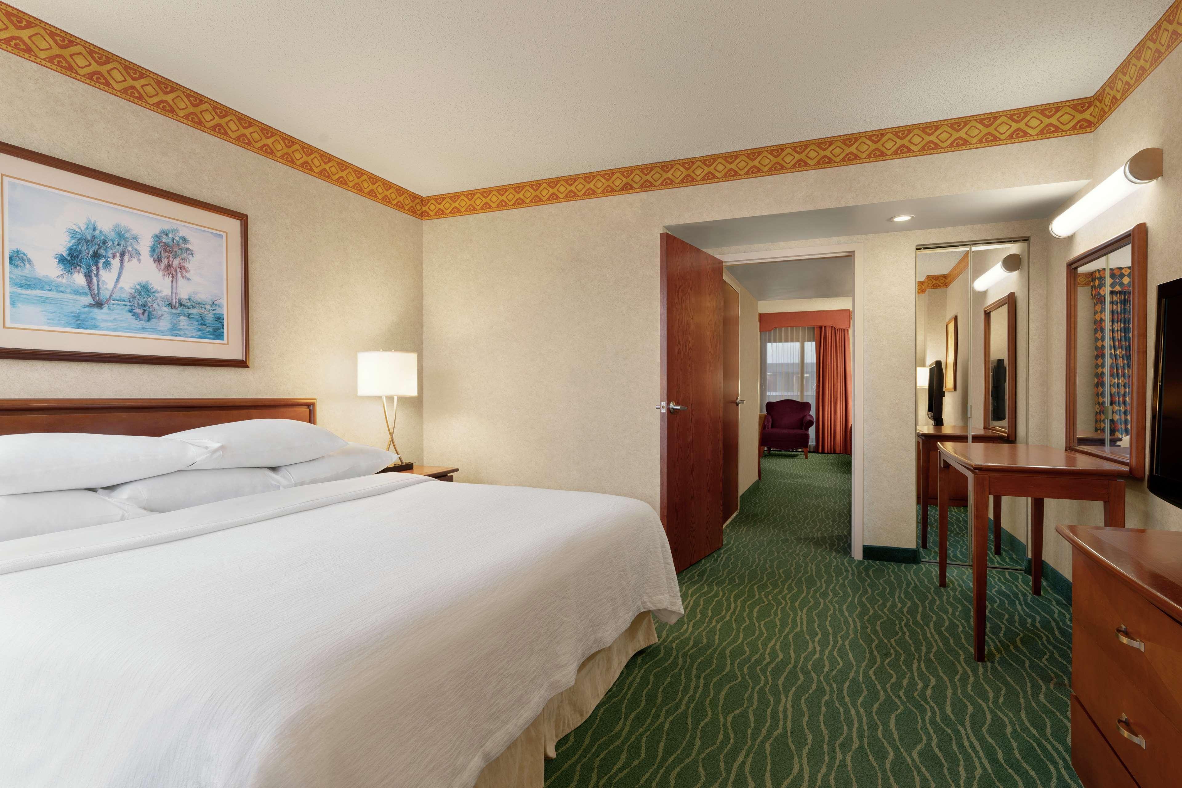 Embassy Suites By Hilton Tampa Usf Near Busch Gardens Exteriör bild