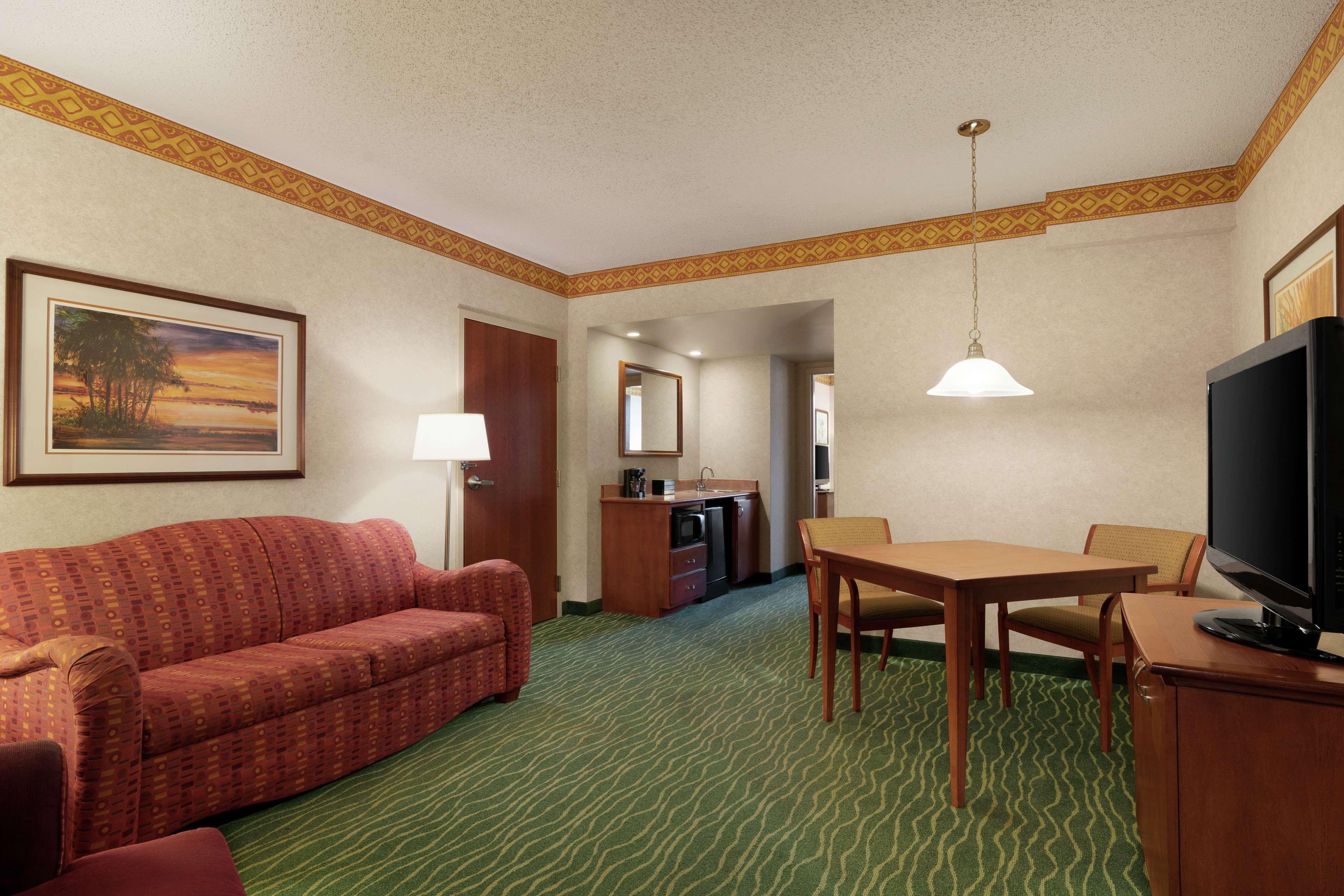Embassy Suites By Hilton Tampa Usf Near Busch Gardens Exteriör bild