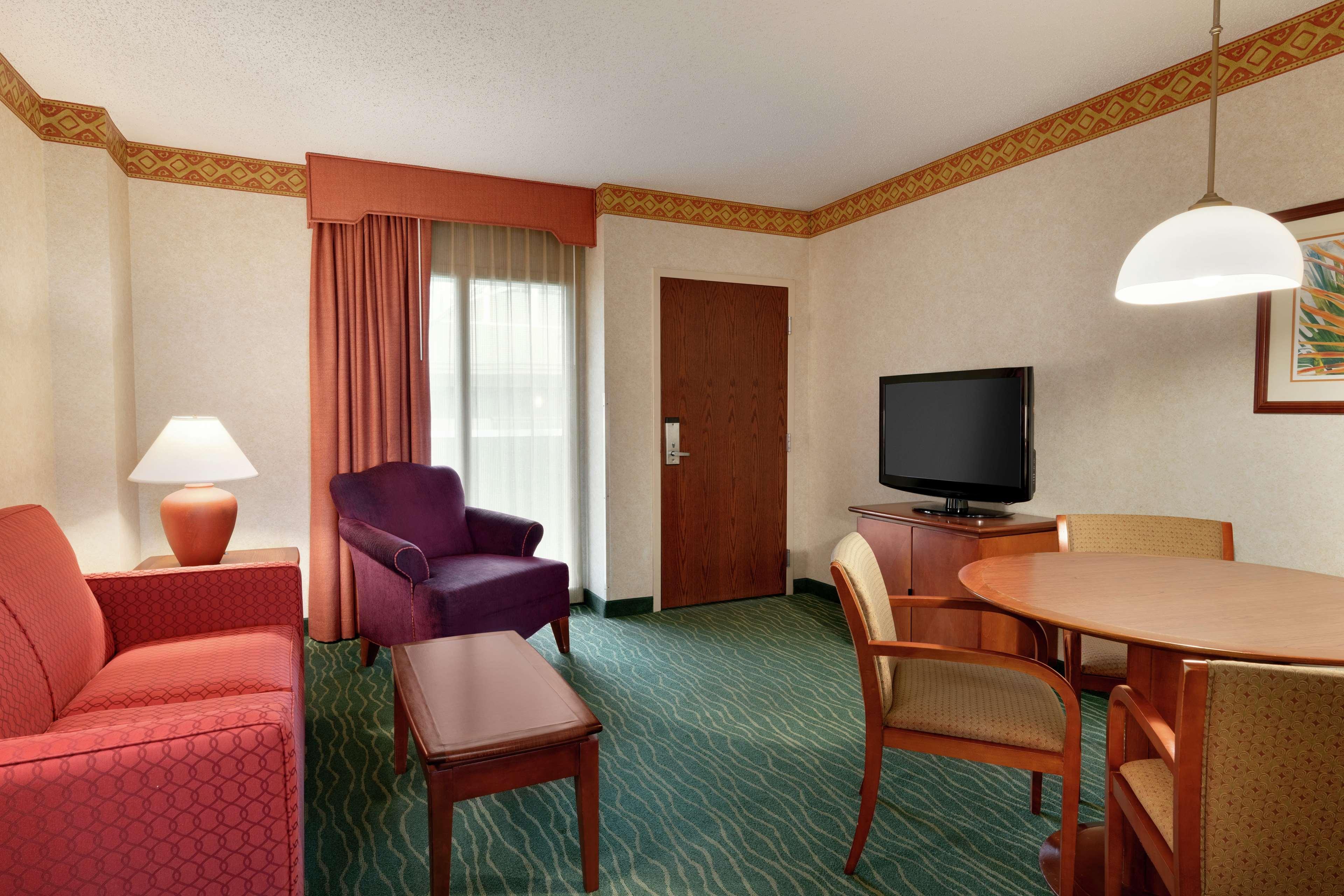 Embassy Suites By Hilton Tampa Usf Near Busch Gardens Exteriör bild
