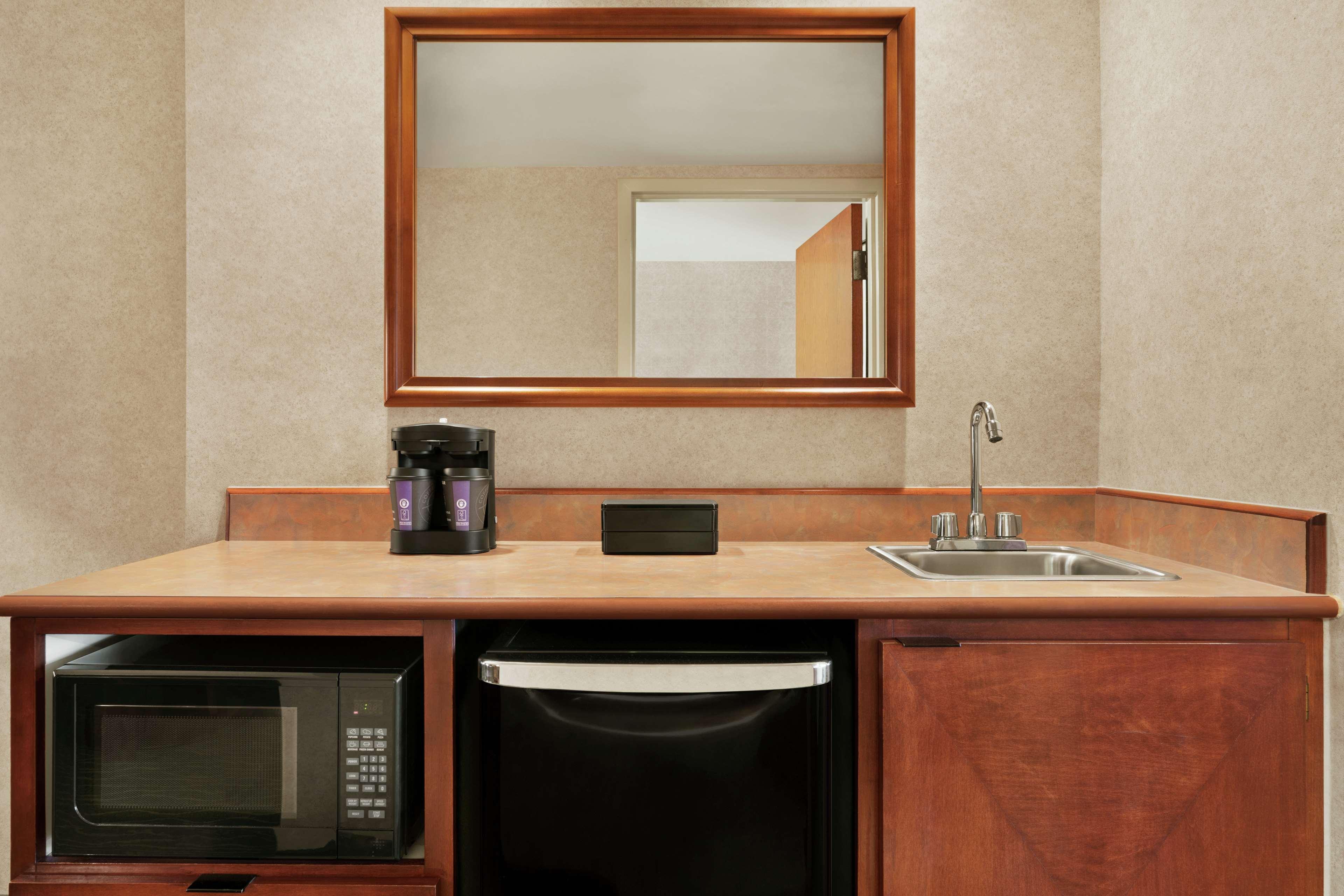 Embassy Suites By Hilton Tampa Usf Near Busch Gardens Exteriör bild