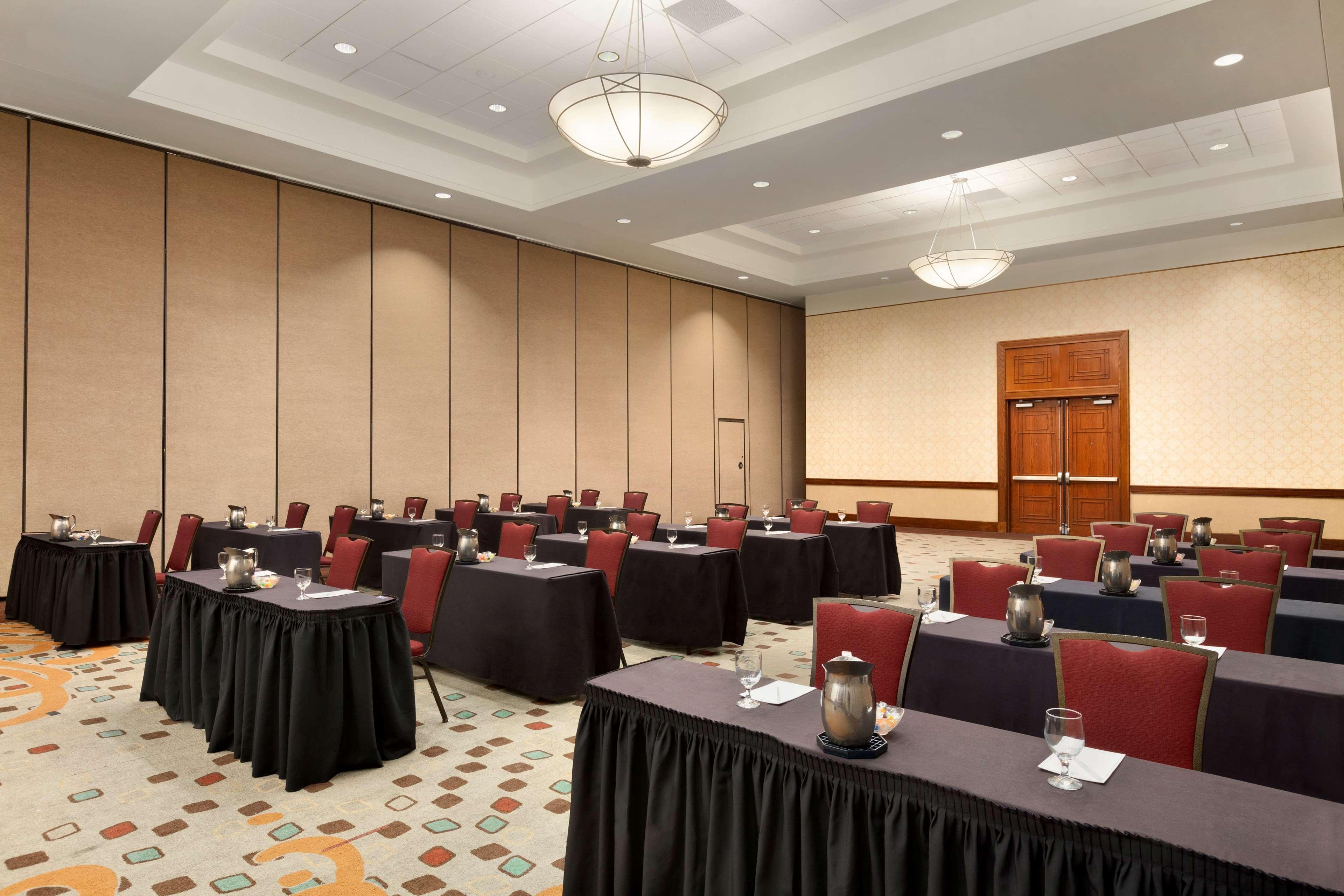 Embassy Suites By Hilton Tampa Usf Near Busch Gardens Exteriör bild
