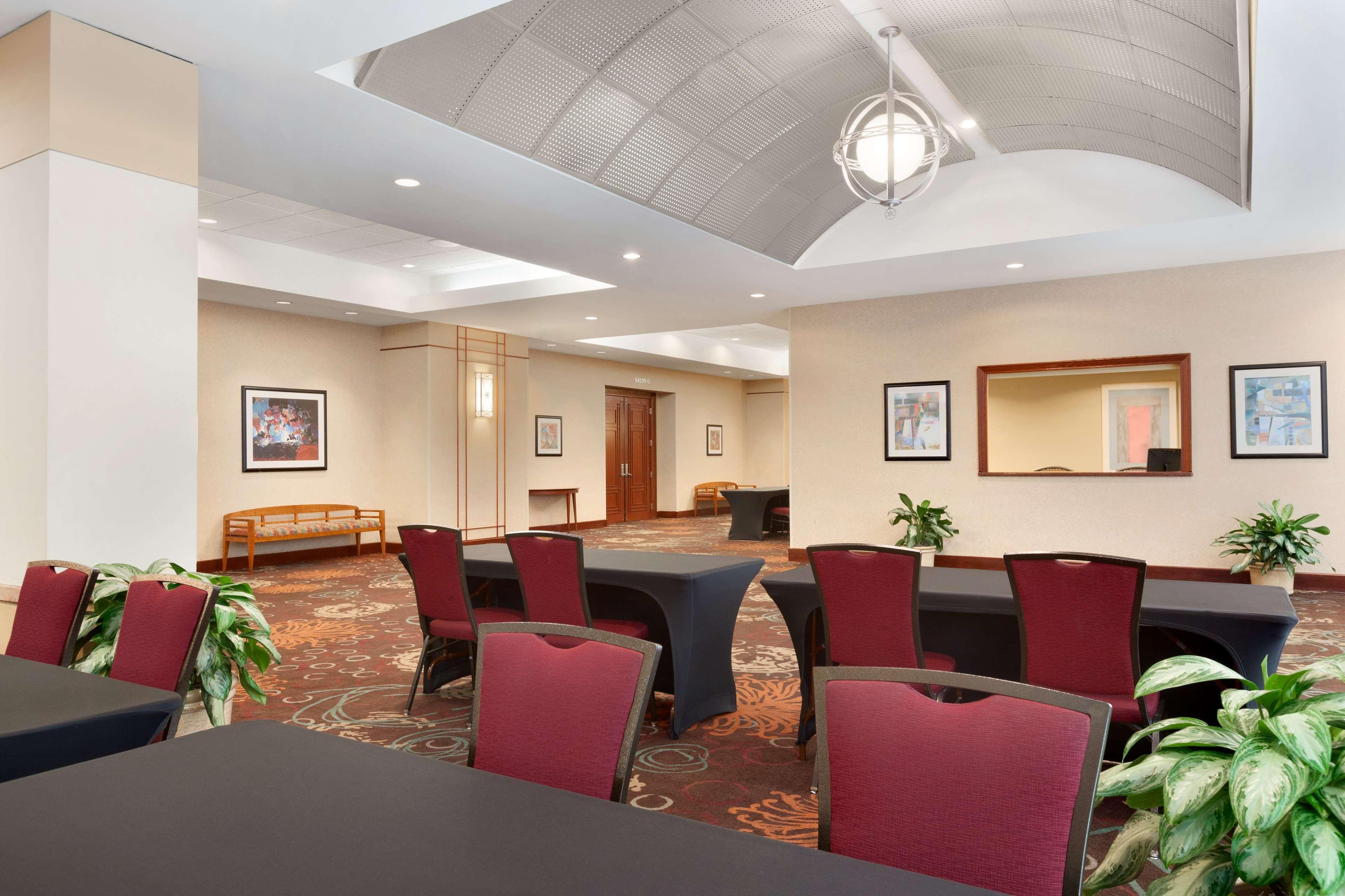 Embassy Suites By Hilton Tampa Usf Near Busch Gardens Exteriör bild