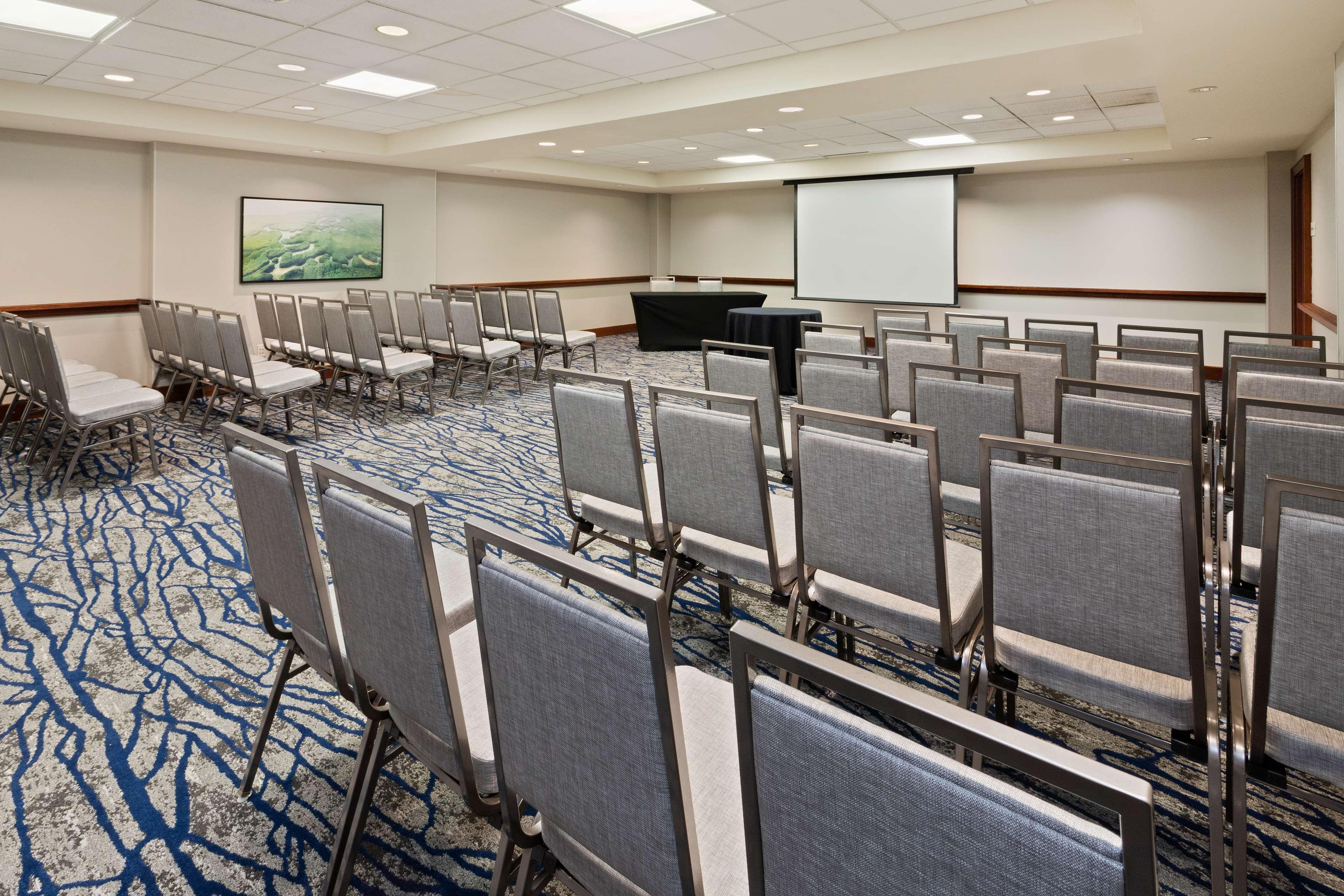 Embassy Suites By Hilton Tampa Usf Near Busch Gardens Exteriör bild