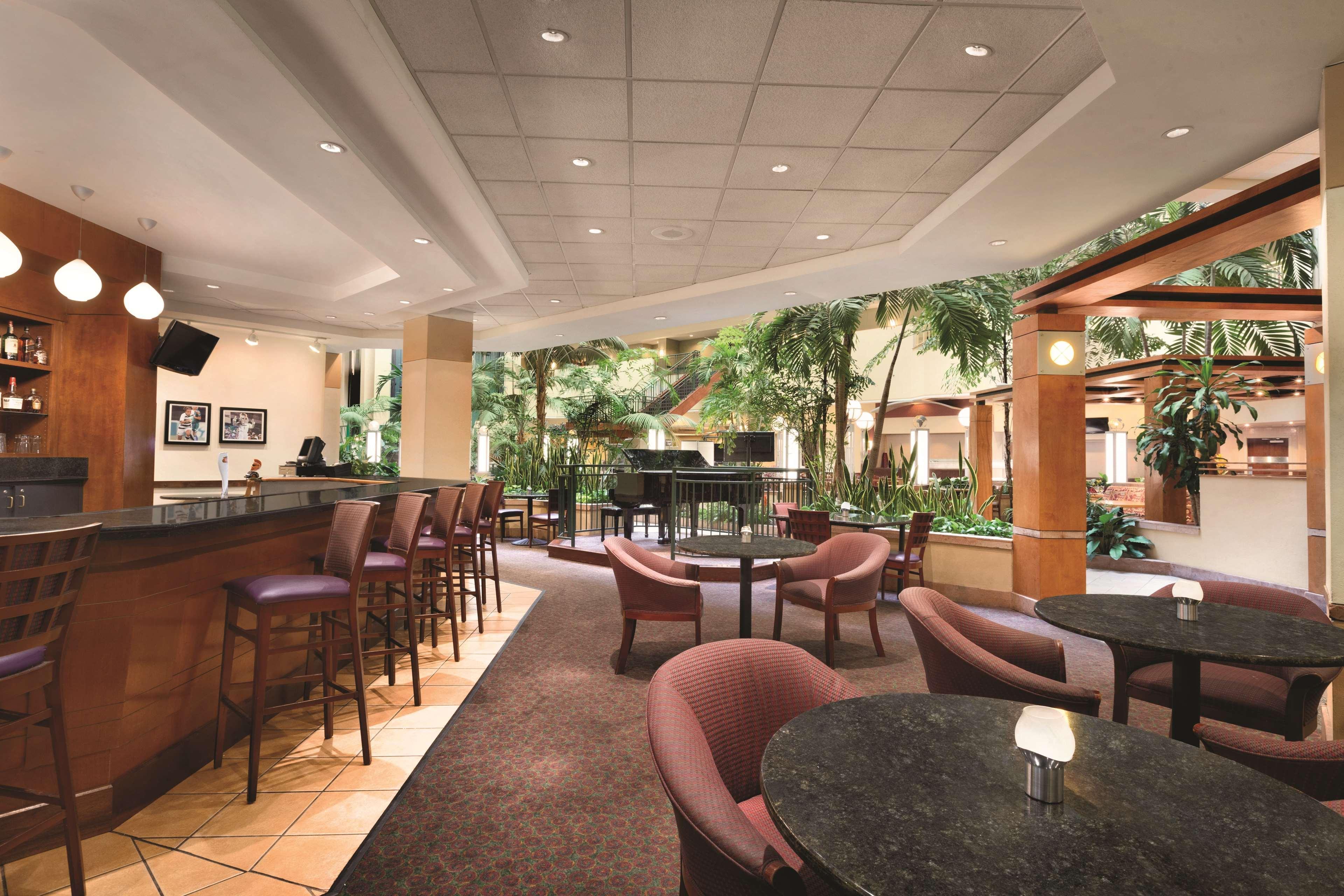 Embassy Suites By Hilton Tampa Usf Near Busch Gardens Exteriör bild
