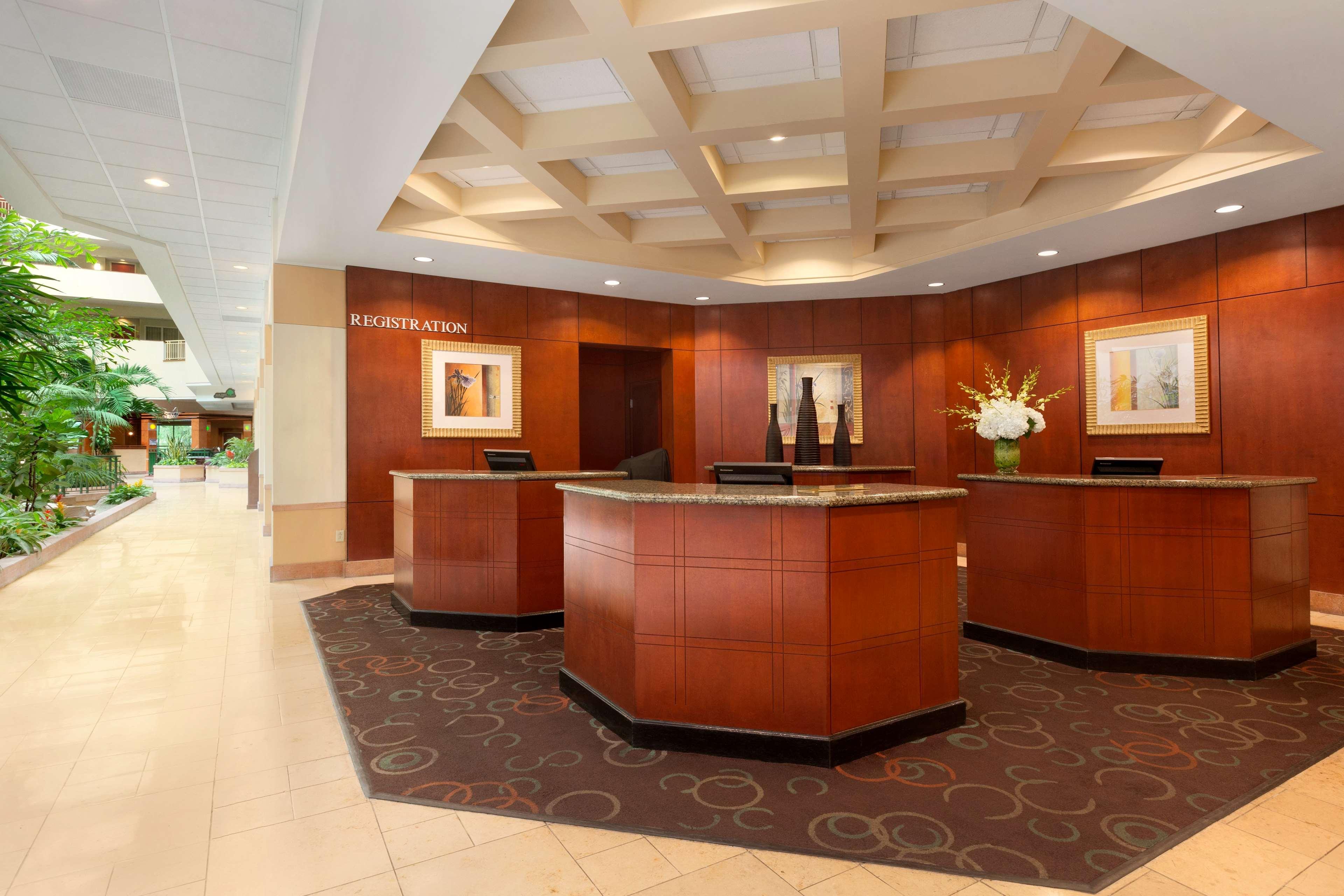 Embassy Suites By Hilton Tampa Usf Near Busch Gardens Exteriör bild