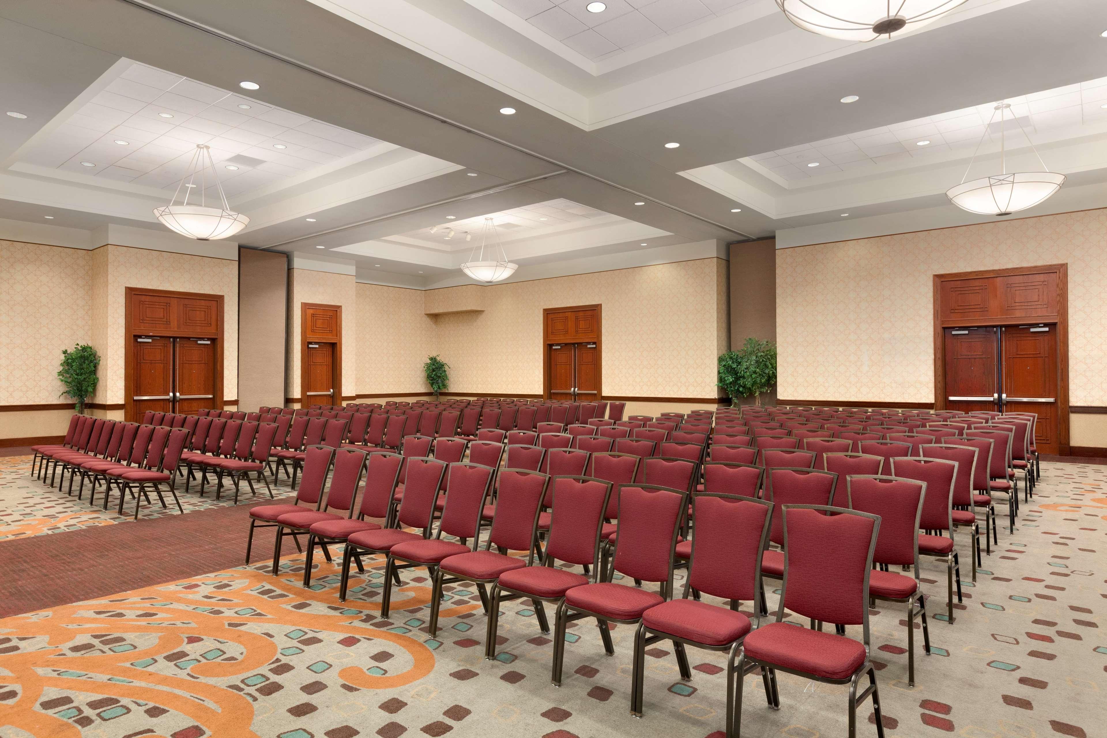 Embassy Suites By Hilton Tampa Usf Near Busch Gardens Exteriör bild