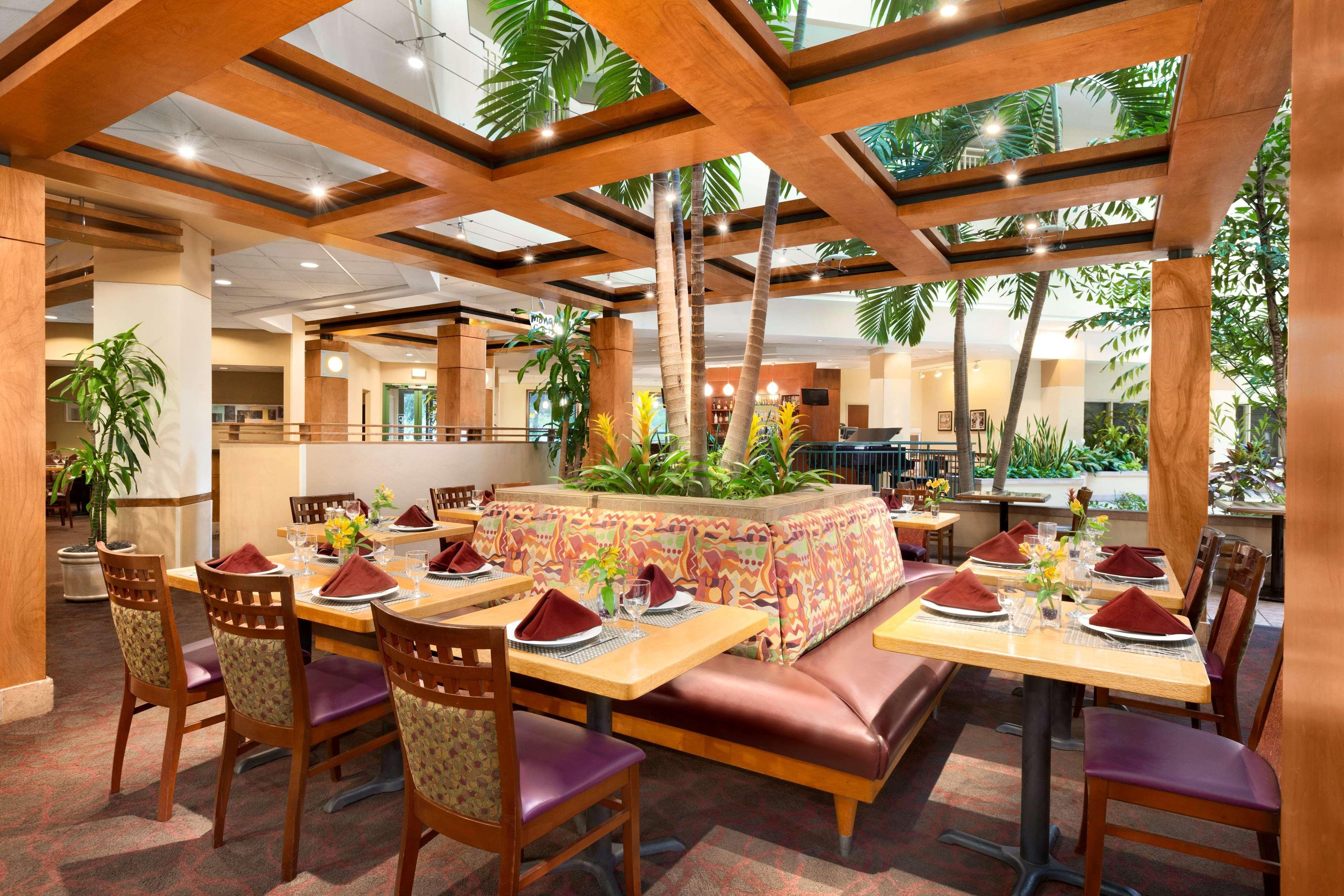 Embassy Suites By Hilton Tampa Usf Near Busch Gardens Exteriör bild