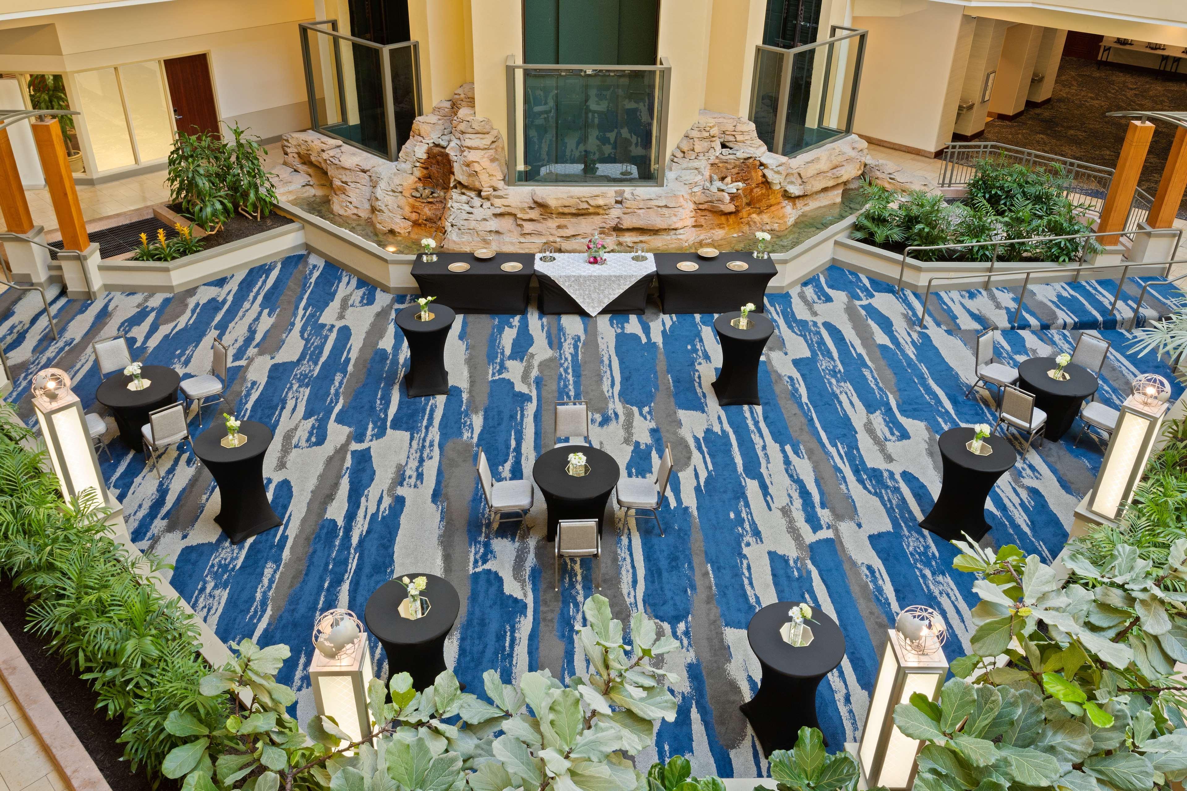 Embassy Suites By Hilton Tampa Usf Near Busch Gardens Exteriör bild