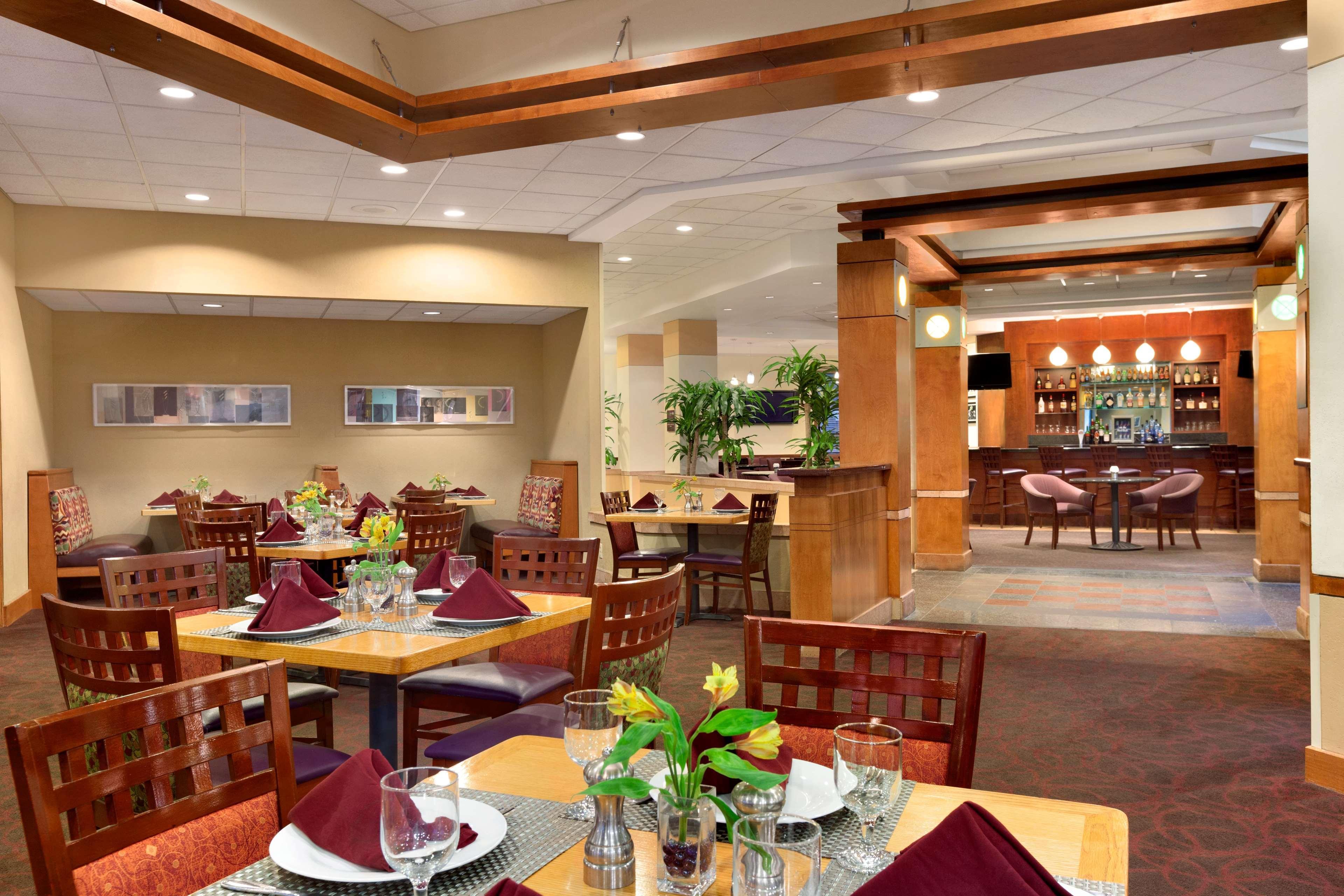 Embassy Suites By Hilton Tampa Usf Near Busch Gardens Exteriör bild