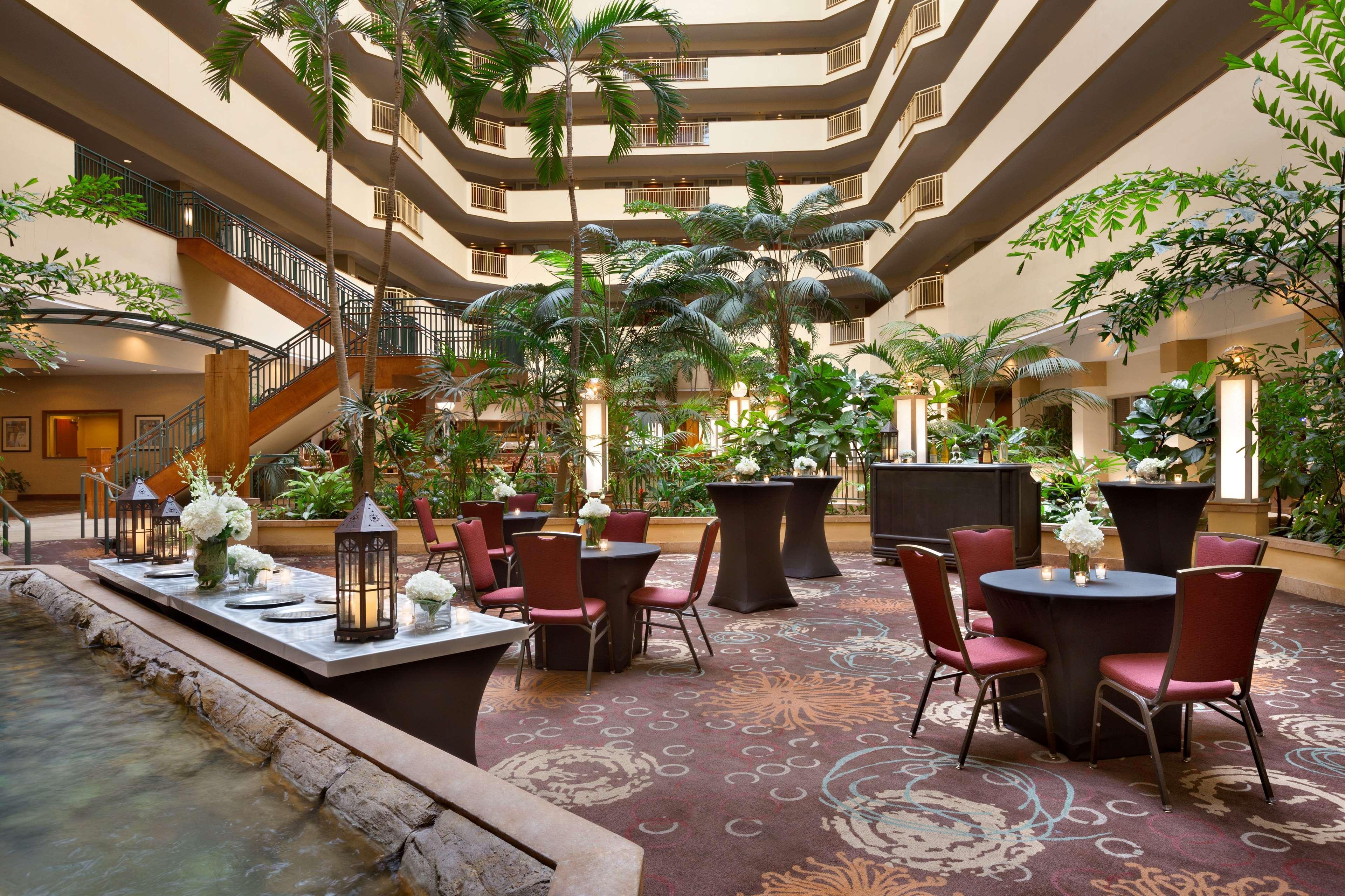 Embassy Suites By Hilton Tampa Usf Near Busch Gardens Exteriör bild