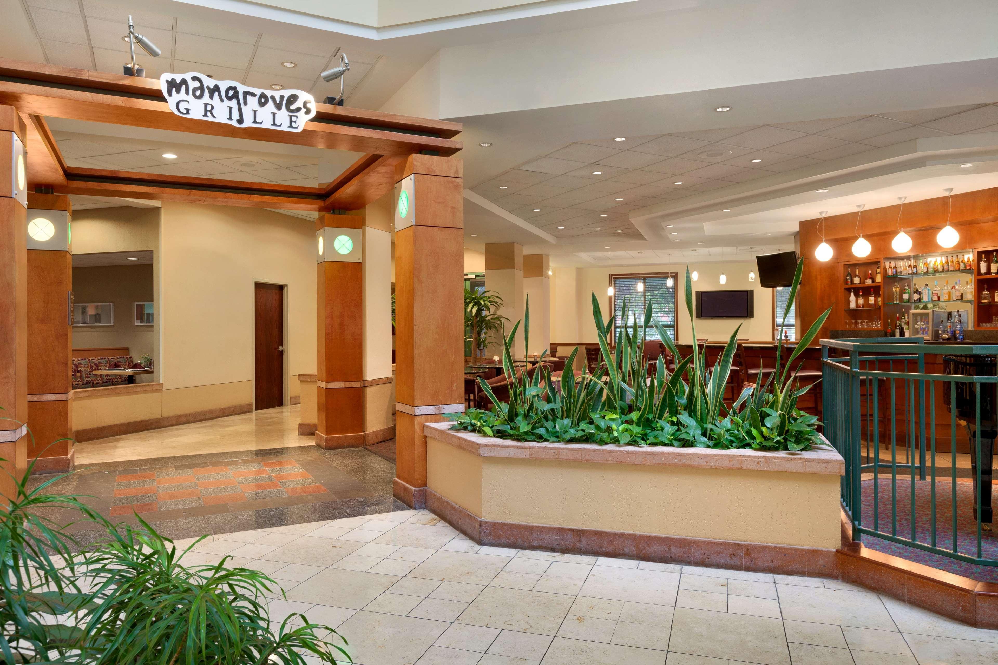 Embassy Suites By Hilton Tampa Usf Near Busch Gardens Exteriör bild