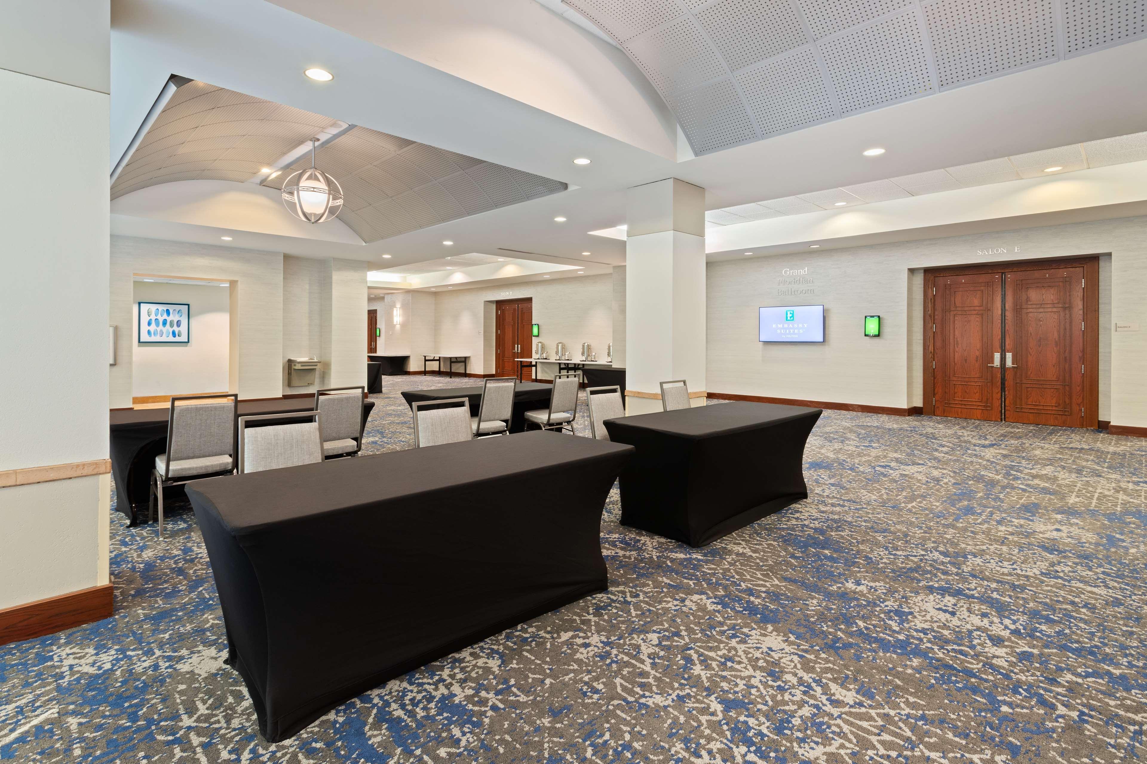Embassy Suites By Hilton Tampa Usf Near Busch Gardens Exteriör bild