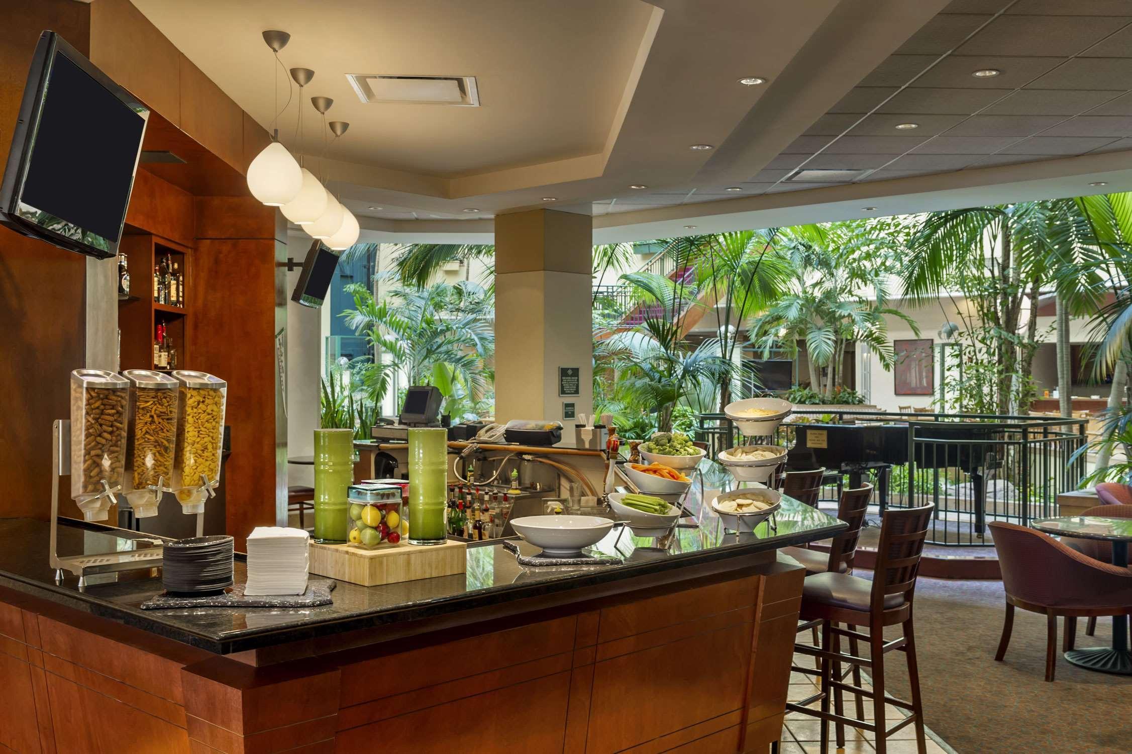 Embassy Suites By Hilton Tampa Usf Near Busch Gardens Exteriör bild