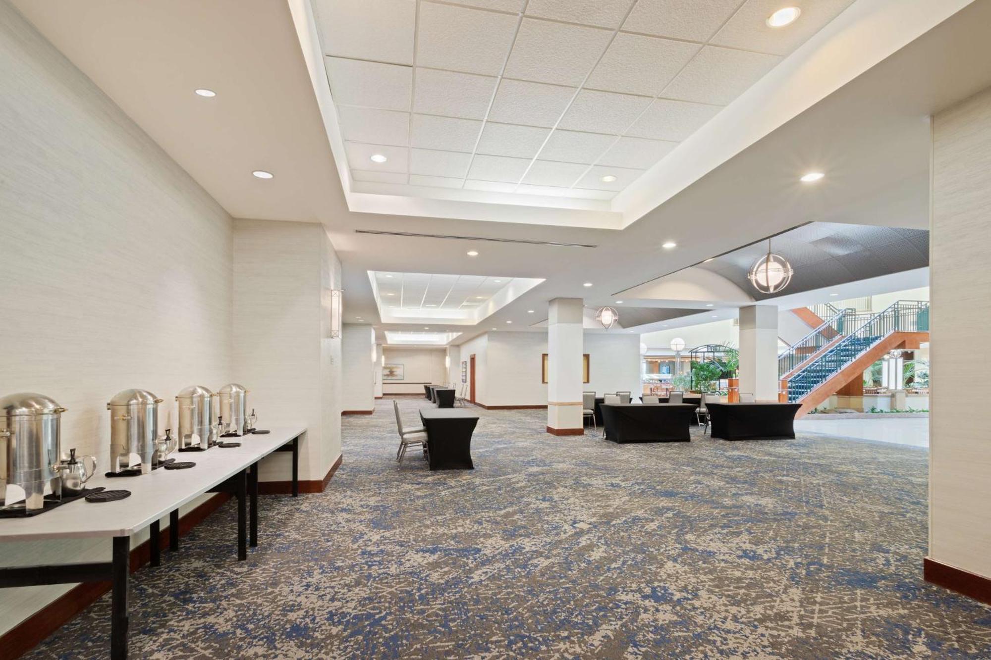Embassy Suites By Hilton Tampa Usf Near Busch Gardens Exteriör bild
