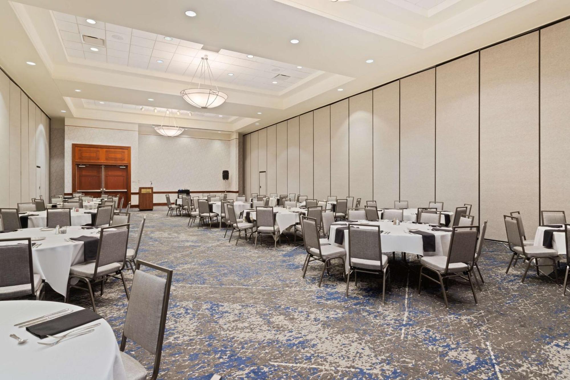 Embassy Suites By Hilton Tampa Usf Near Busch Gardens Exteriör bild