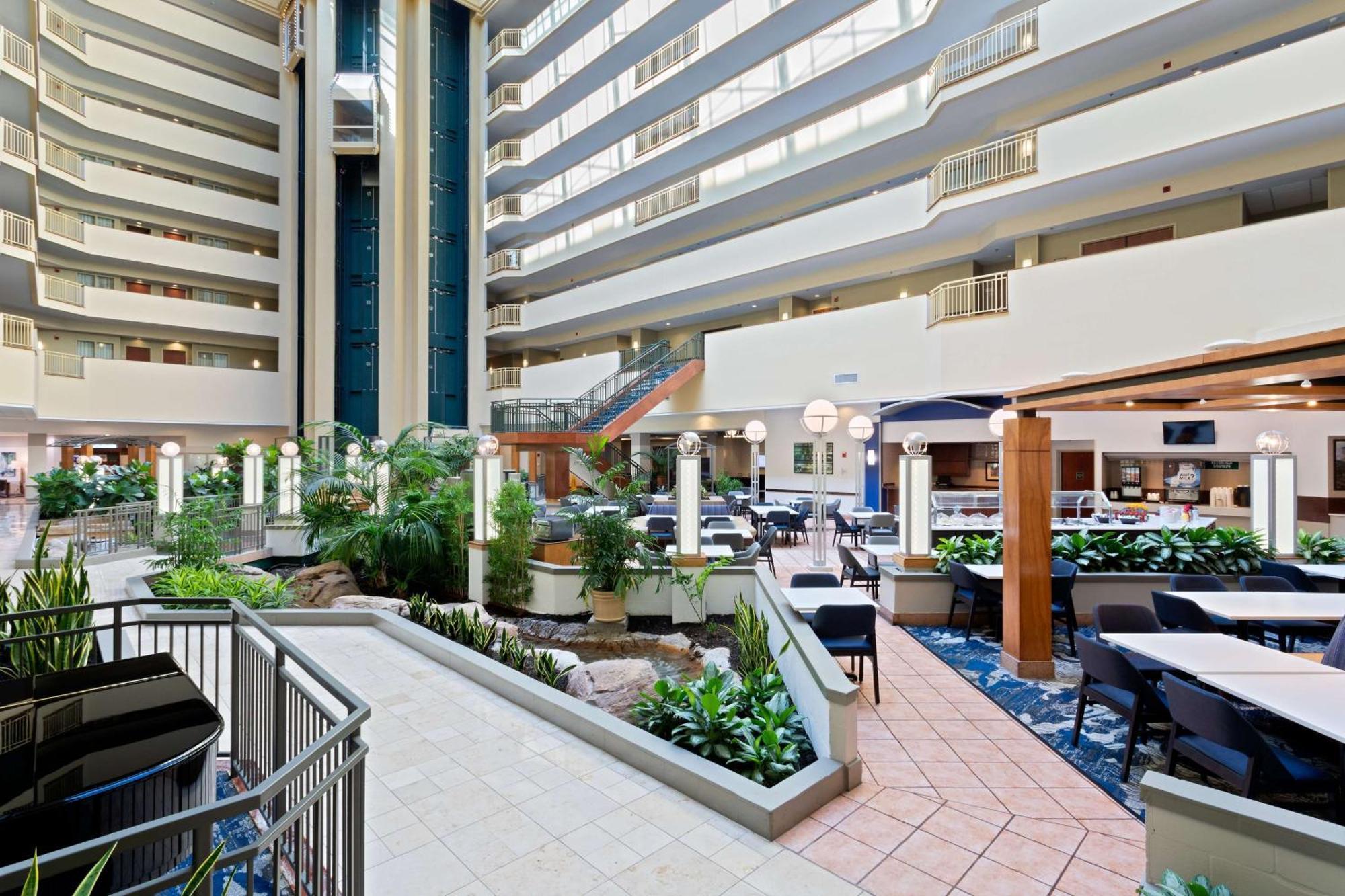Embassy Suites By Hilton Tampa Usf Near Busch Gardens Exteriör bild